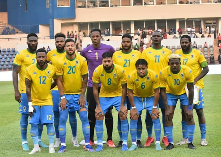Maillot vert, jaune et bleu du Gabon avec ballon de football au premier plan