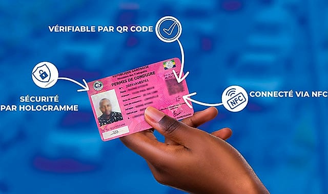 Usagers patientant devant un guichet administratif pour la conversion de leur permis de conduire.