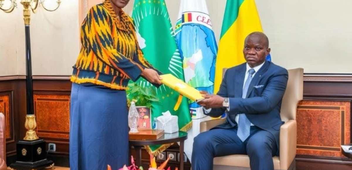 Un agent recenseur muni d'une tablette lors d'une opération de recensement au Gabon