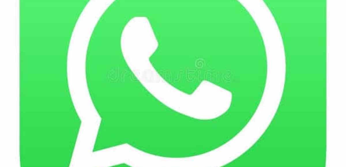 Main tenant un téléphone avec l'application de messagerie ouverte