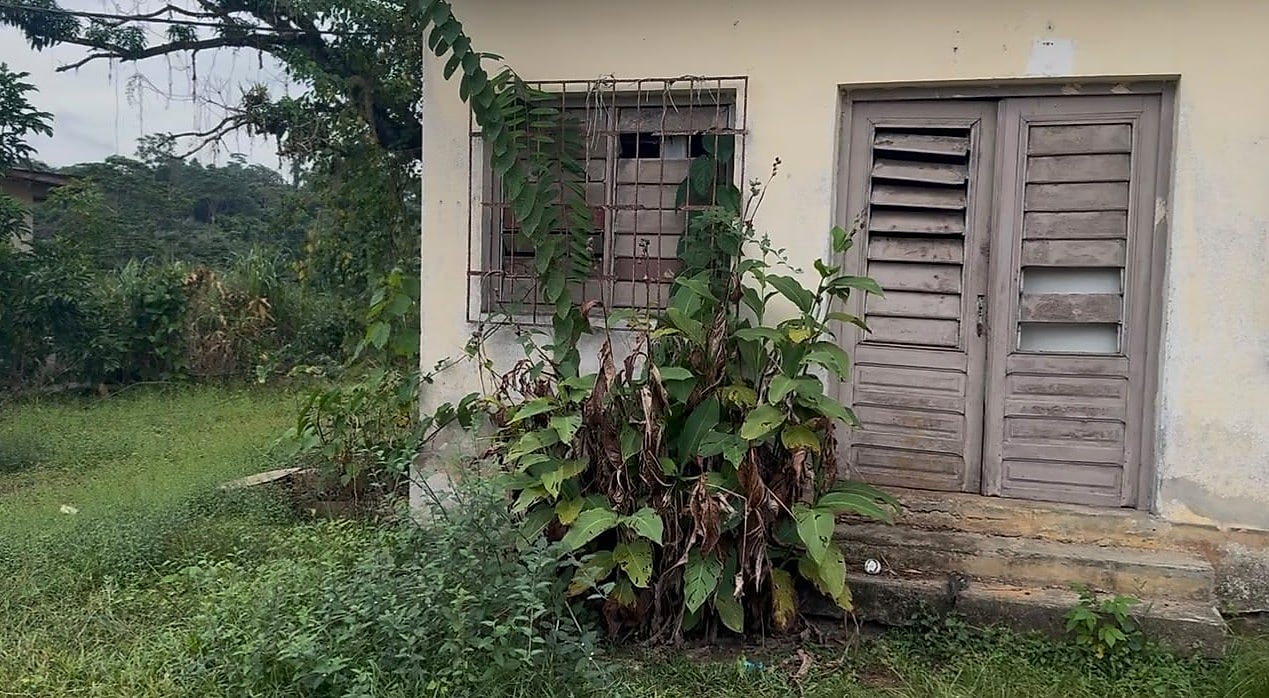 Bâtiment d'un service départemental de l'Agriculture au Gabon, visité par un responsable ministériel