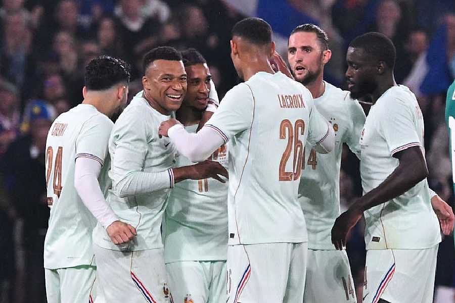 Ballon de football sur une pelouse de stade éclairé de nuit