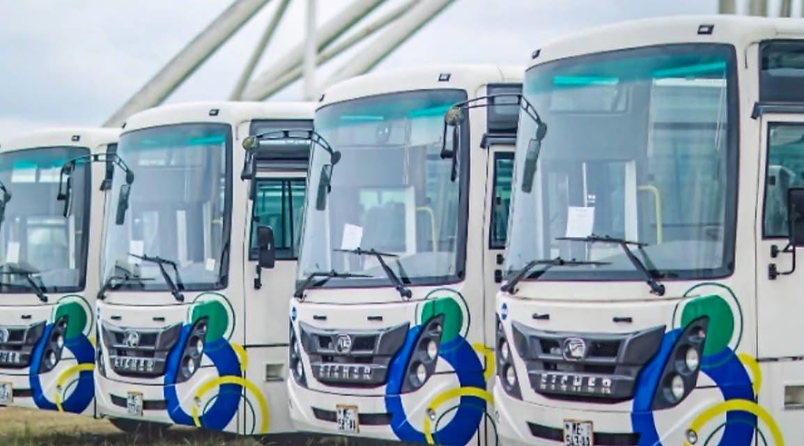Bus de la Compagnie nationale de transport à la gare routière de Libreville