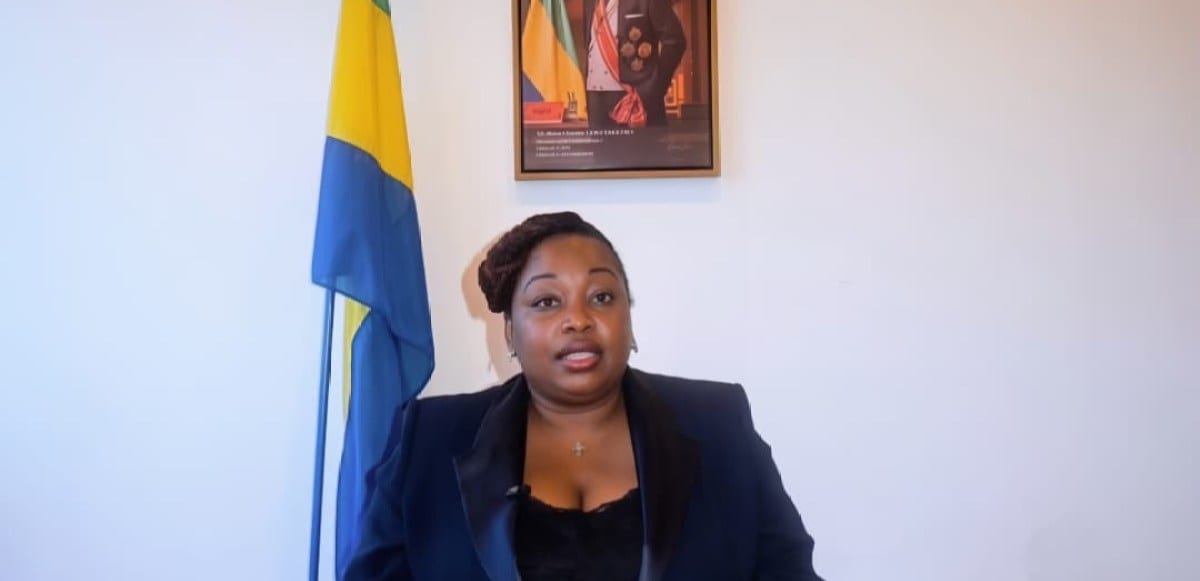 Élèves gabonais assis en classe pendant un cours, illustrant le parcours scolaire du collège.