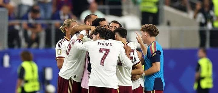 Stade de football rempli de supporters lors d'une demi-finale de Coupe du monde
