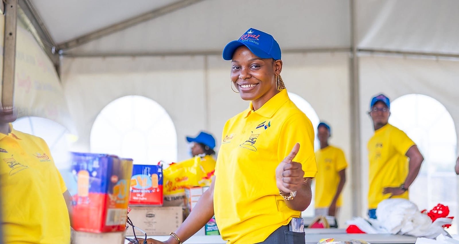 Étals de produits alimentaires dans un point de vente de la Centrale d'Achat du Gabon