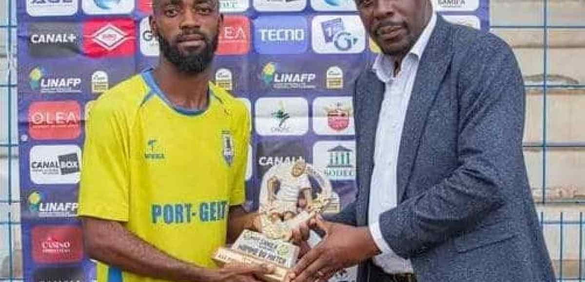 Joueur de football en maillot du Stade Mandji célébrant un but