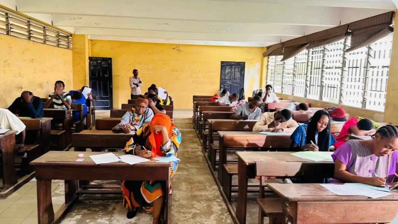 Candidats au baccalauréat en train de composer dans une salle d'examen au Gabon