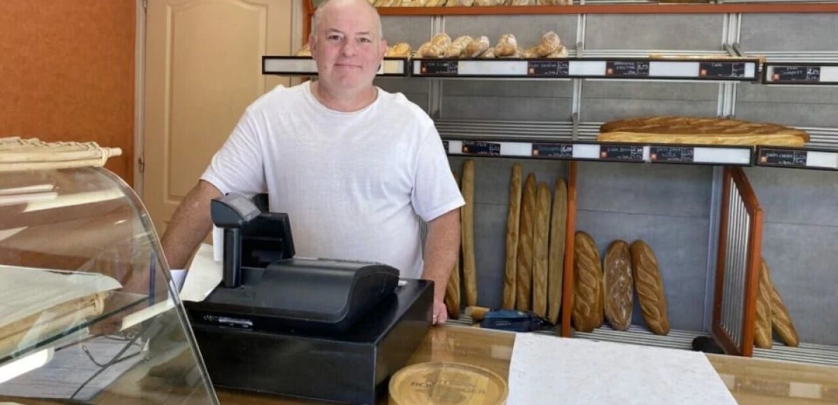Étal de boulangerie avec baguettes et pains dorés en vitrine