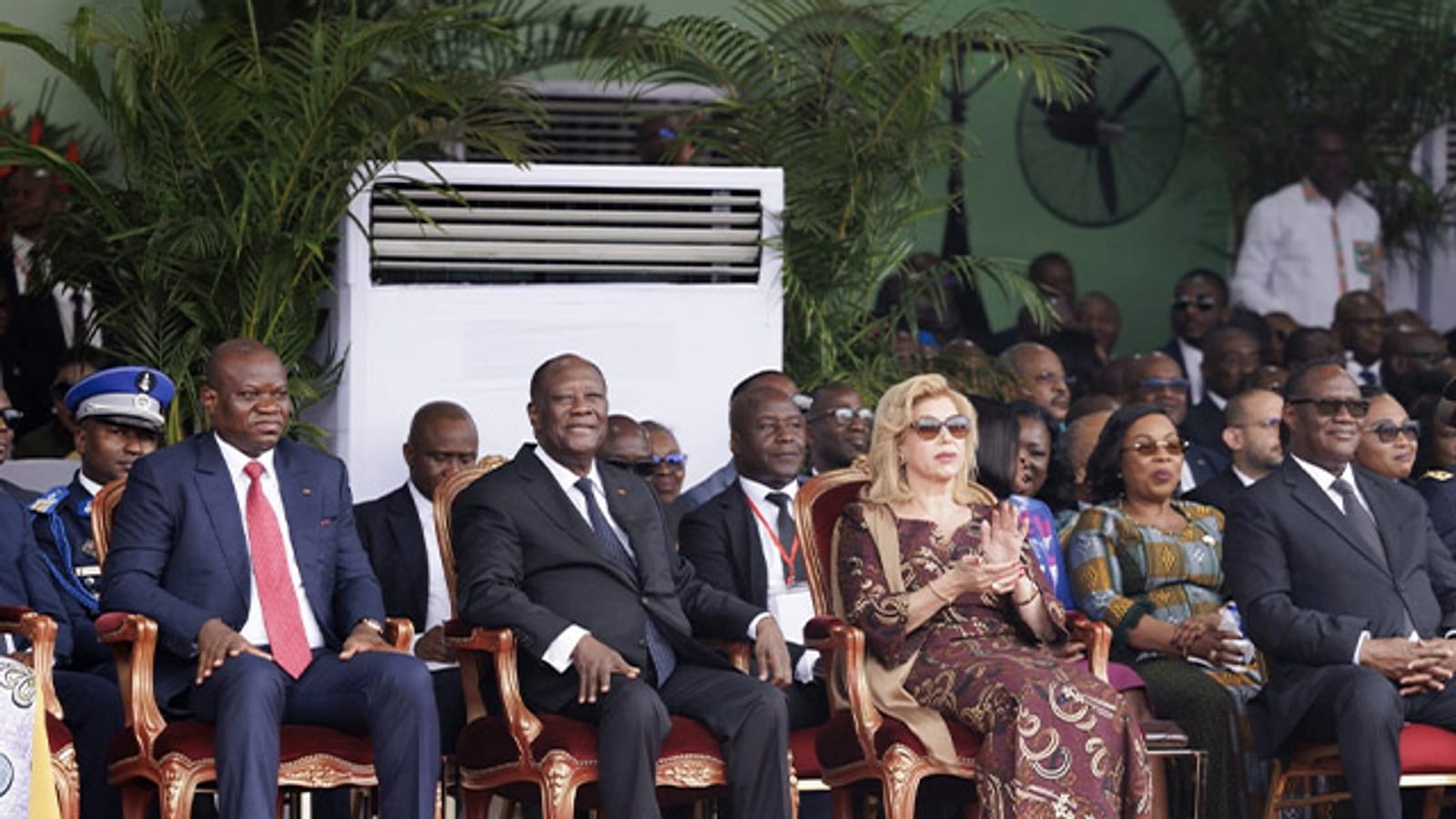Drapeaux gabonais et ivoirien lors d'une cérémonie officielle
