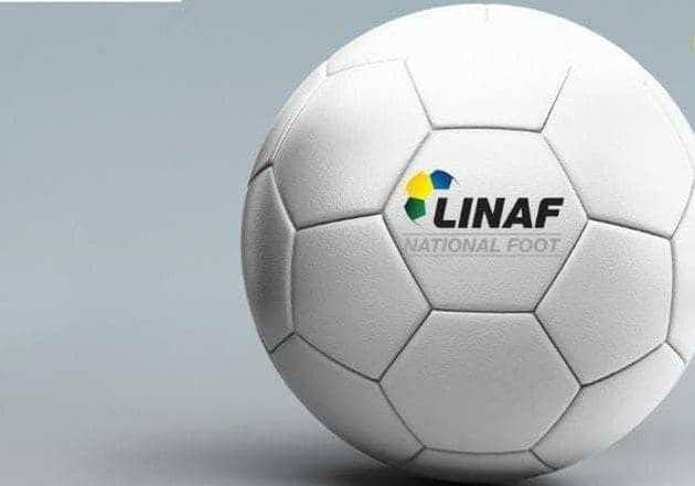 Ballon de football sur une ligne de terrain avec une frise chronologique en arrière-plan