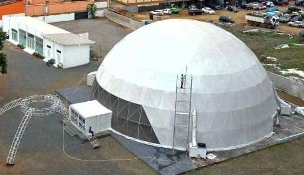 Vue extérieure d'un bâtiment en forme de dôme destiné aux événements culturels à Akanda