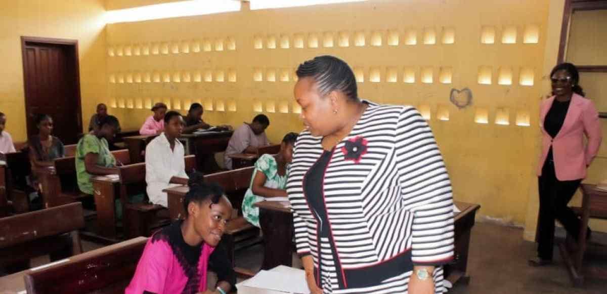 Des élèves gabonais assis à des tables individuelles composent lors d'une épreuve du baccalauréat.