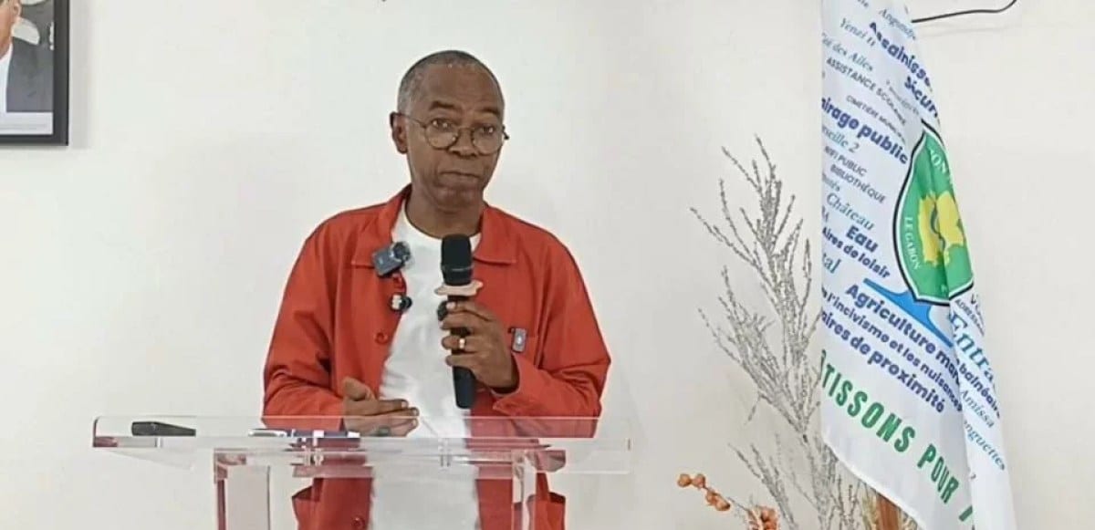Vue d'un pupitre de conférence de presse avec micro, illustrant une prise de parole politique au Gabon
