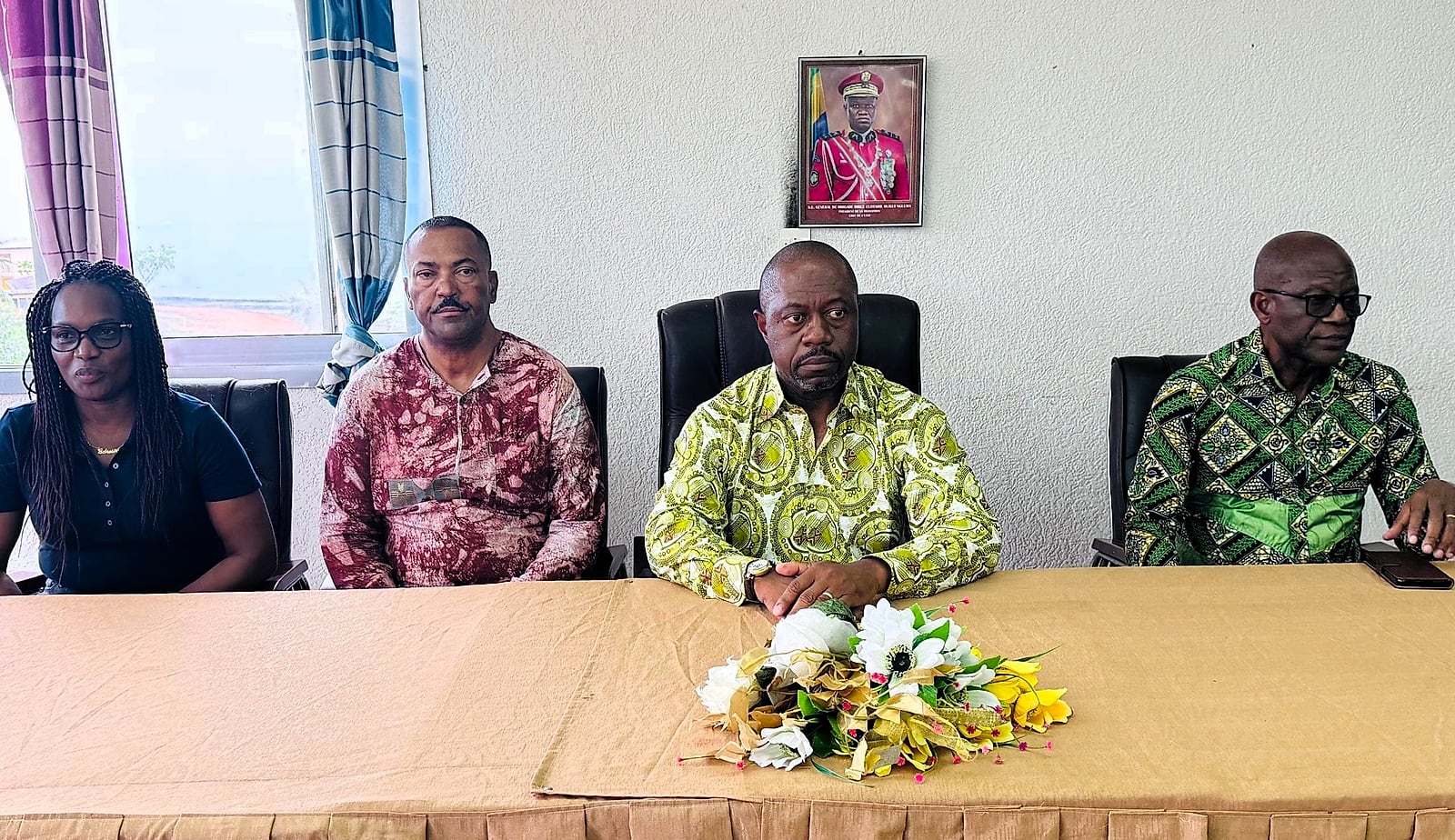 Ministre de l'Agriculture en discussion avec des agriculteurs sur une parcelle cultivée à Cocobeach, Gabon