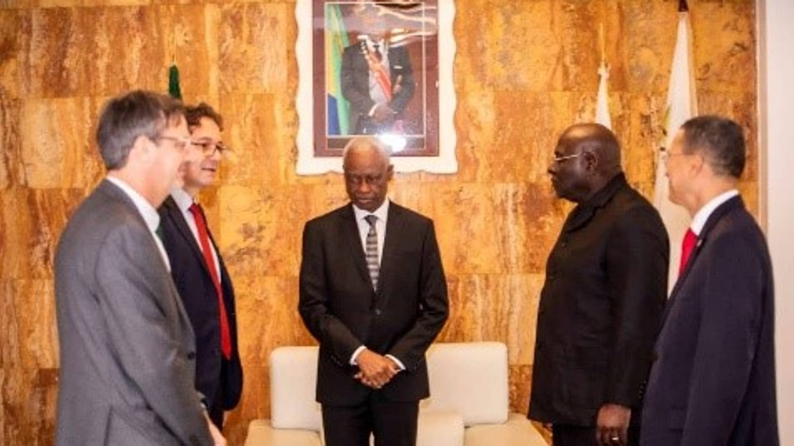 Rencontre officielle entre le maire de Libreville et l'ambassadeur de France à l'Hôtel de Ville