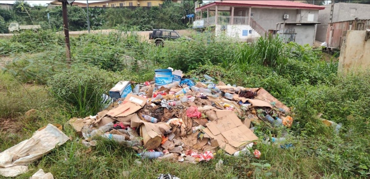 Photo illustrative d'un dépôt de déchets sauvage au bord d'une route dans une ville gabonaise.