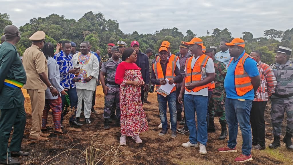 Des officiels assistent à une cérémonie de lancement de projet en extérieur à Omboué, au Gabon.