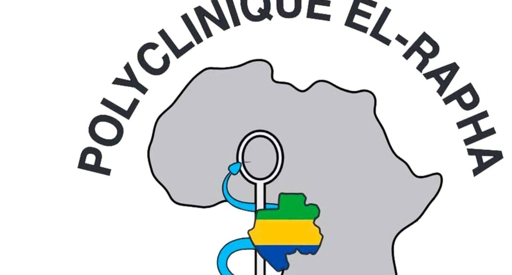 Entrée d'une polyclinique à Libreville avec des patients