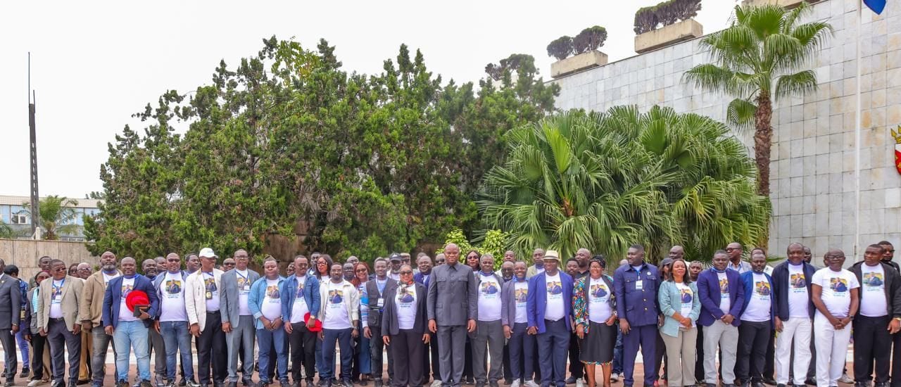 Délégation de représentants gabonais devant le Palais présidentiel de Libreville