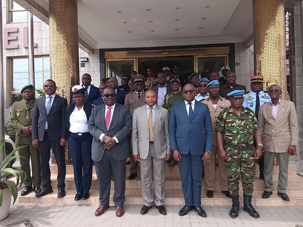 Salle de réunion avec drapeaux des pays membres de la CEEAC lors d'une session de travail à Libreville