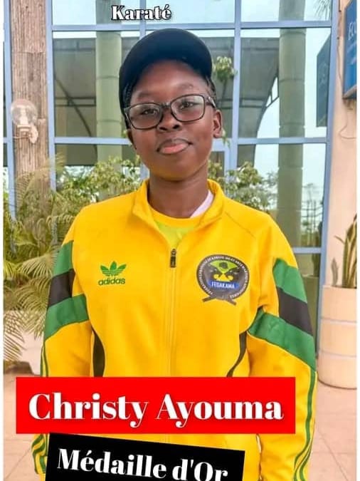 Jeune karatéka gabonaise en tenue de compétition sur un tatami
