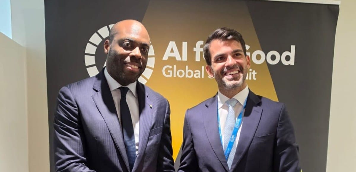 Réunion de travail entre un ministre gabonais et des responsables d'une plateforme numérique lors d'un sommet international.