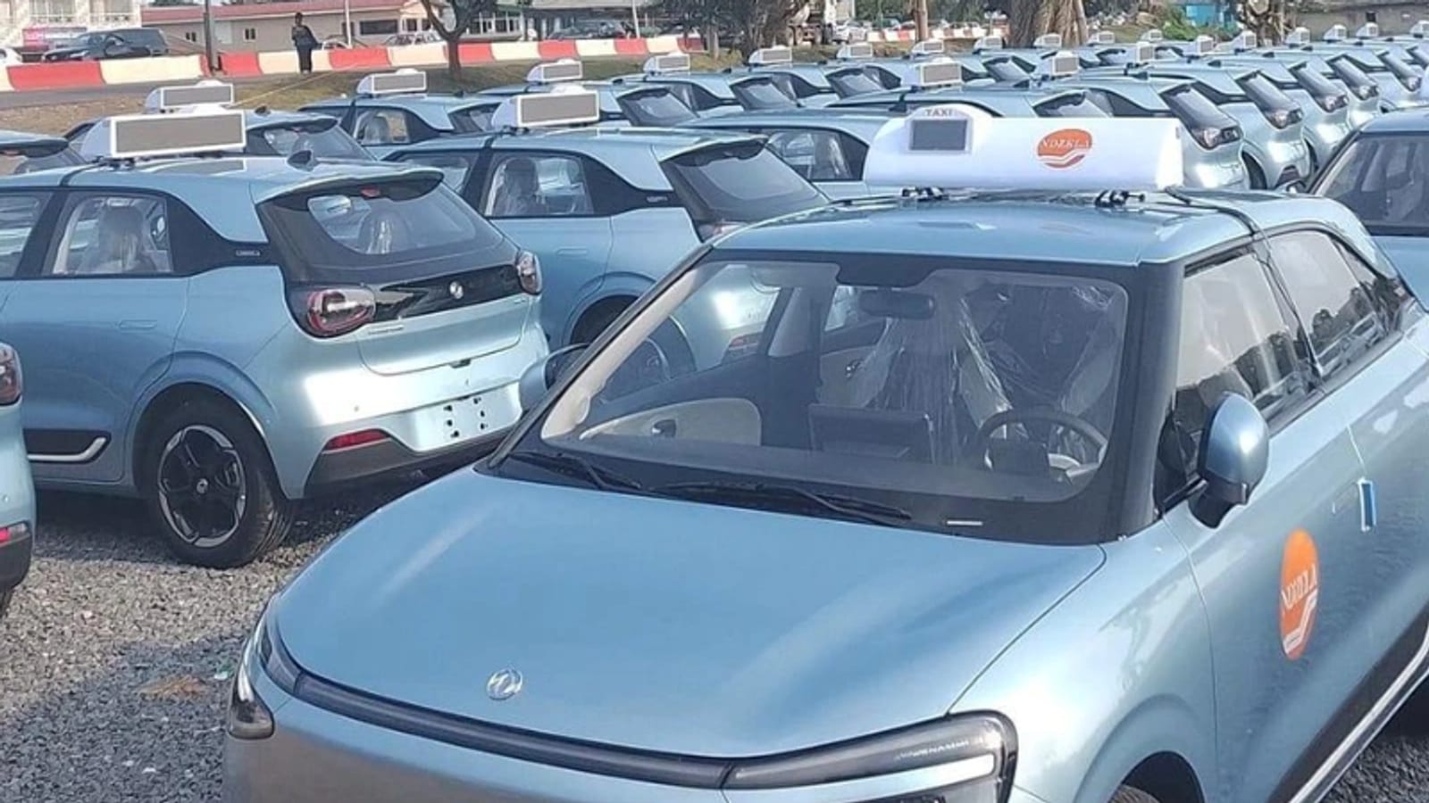 Voiture électrique en charge dans une rue de Libreville.