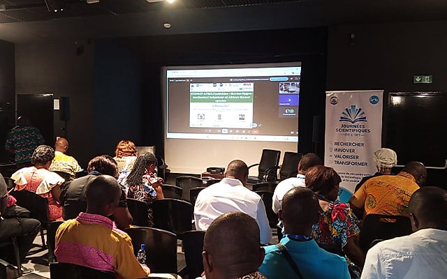 Salle de conférence avec participants aux Journées scientifiques de l'IRT à Libreville
