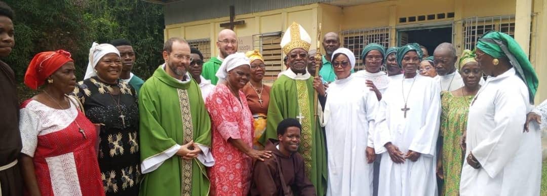 Chapelle rurale au Gabon avec des fidèles réunis devant l'entrée