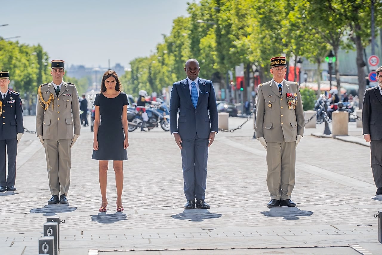 Le président gabonais Oligui Nguema recueilli devant la flamme du Soldat inconnu à l'Arc de Triomphe à Paris