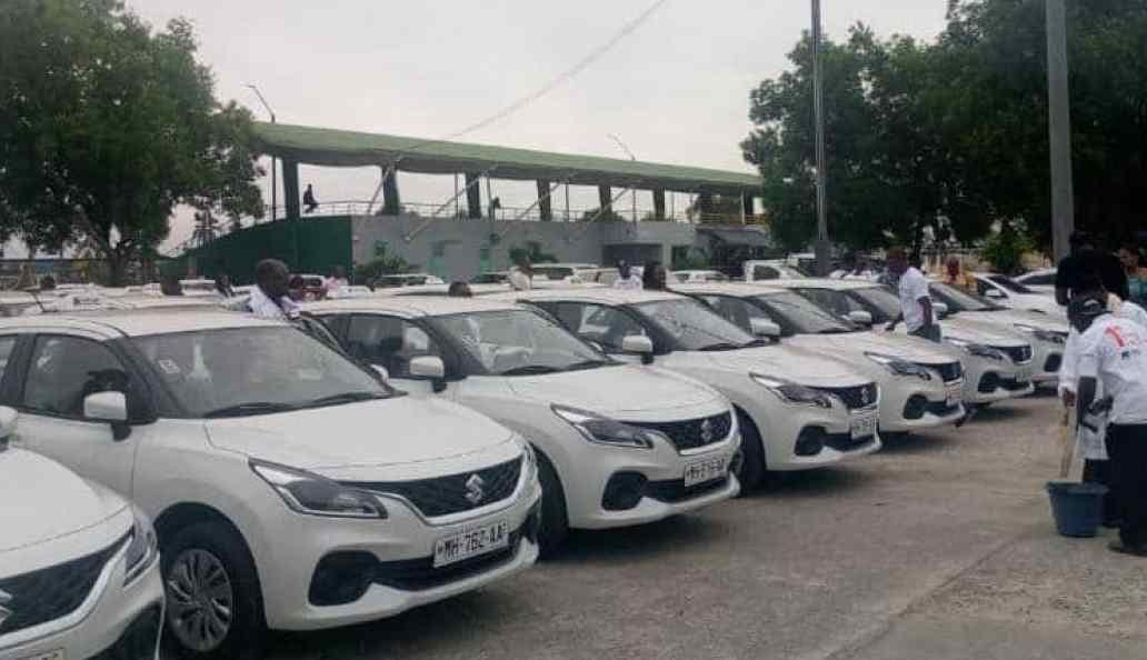 Taxis neufs alignés lors d'une cérémonie de remise à Port-Gentil, Gabon