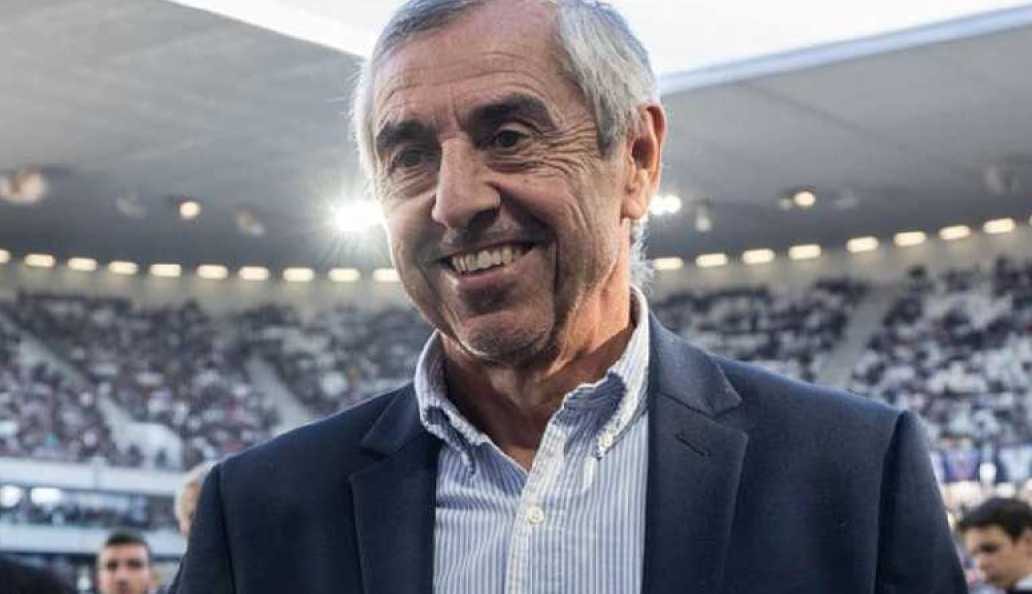 Banc de touche vide dans un stade de football