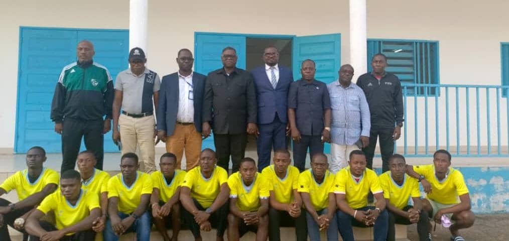 Arbitres de football assis en salle lors d'une formation à Koulamoutou, au Gabon