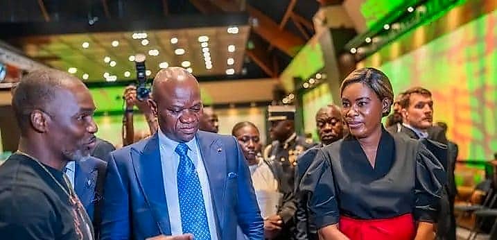 Le président gabonais et la Première dame visitent un stand d'exposition de produits gabonais à Paris