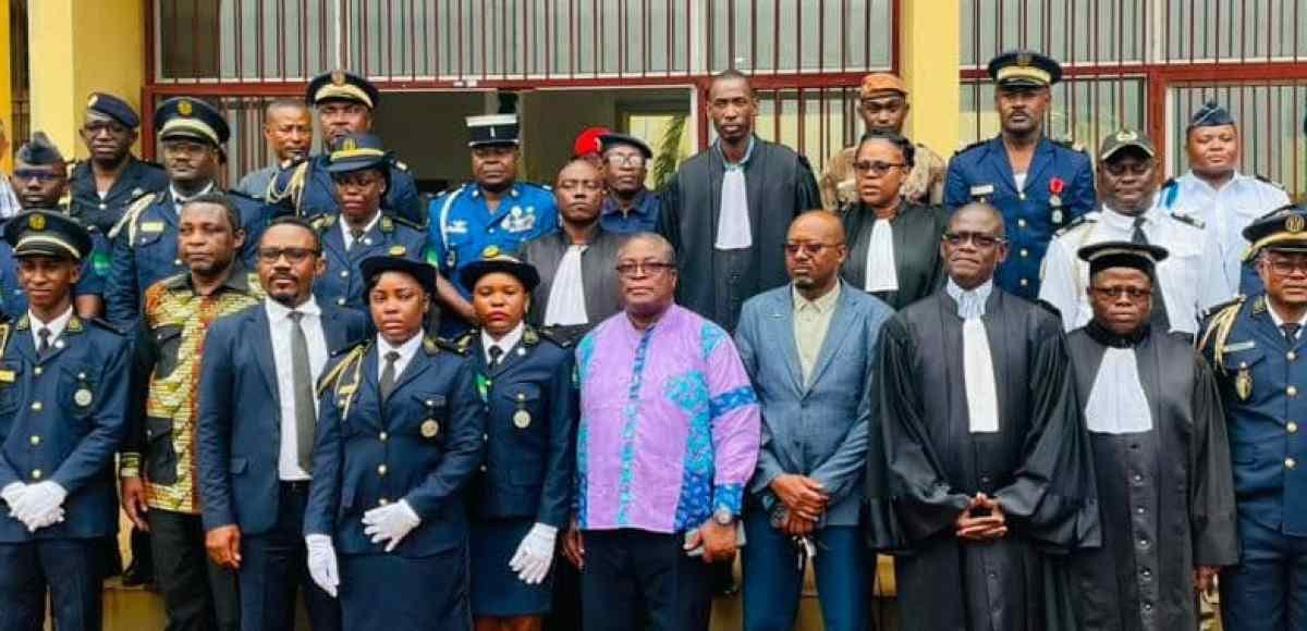 Salle d'audience d'un palais de justice au Gabon