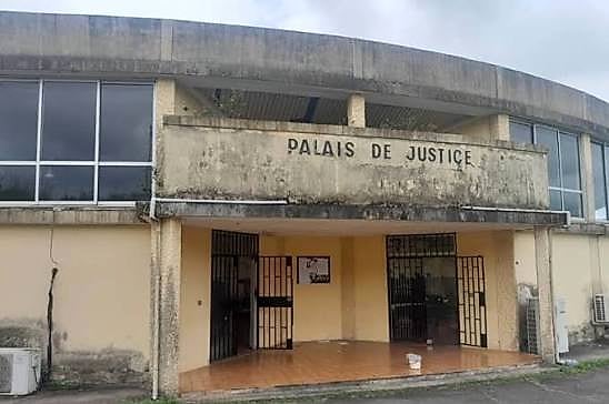Bâtiment d'un tribunal gabonais, symbole de l'ouverture des sessions criminelles pour enfants