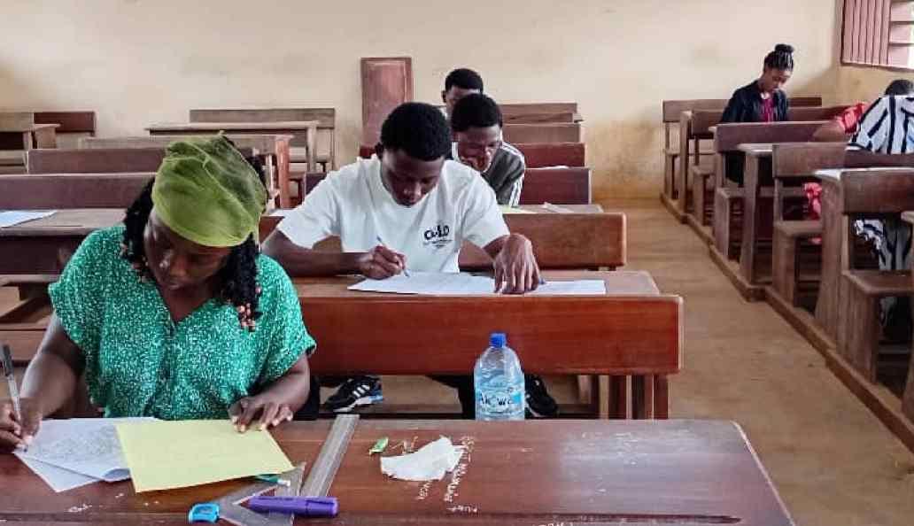 Bâtiment d'un lycée technique au Gabon avec des candidats se dirigeant vers les salles de composition
