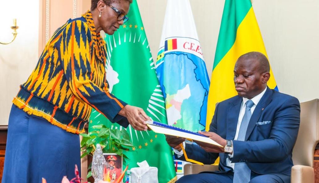 Remise officielle d'un document lors d'une audience présidentielle au Gabon.