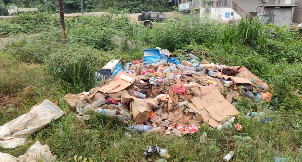 Flaque d'eau sale et déchets accumulés près d'une station de lavage automobile