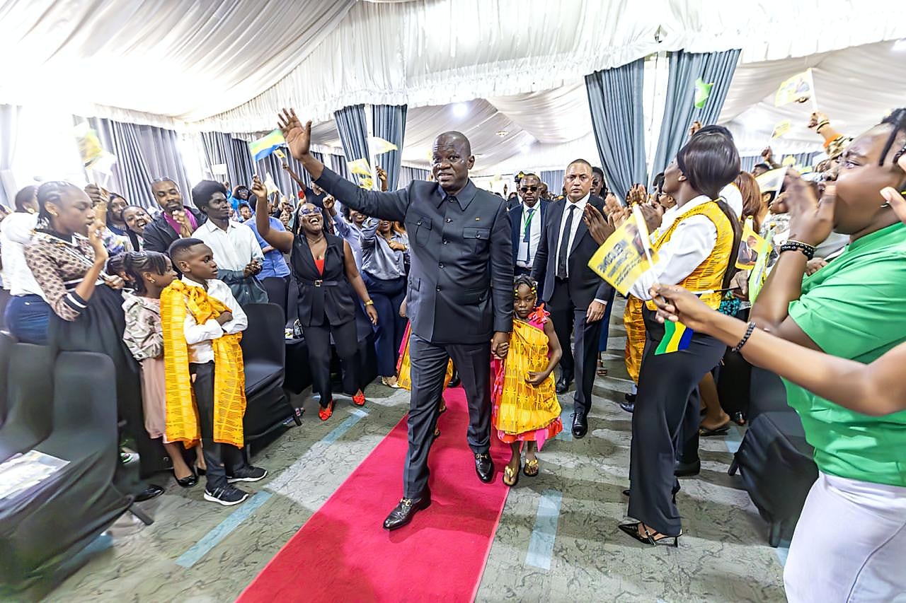 Le Président gabonais visite une usine d'assemblage automobile au Ghana