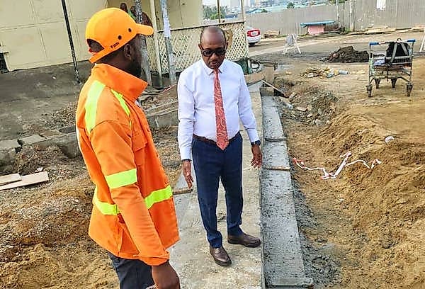 Chantier de voirie urbaine à Libreville avec engins de travaux publics