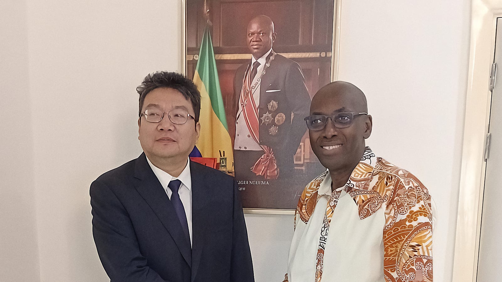 Rencontre officielle entre le ministre gabonais de la Justice et l'ambassadeur de Chine au Gabon
