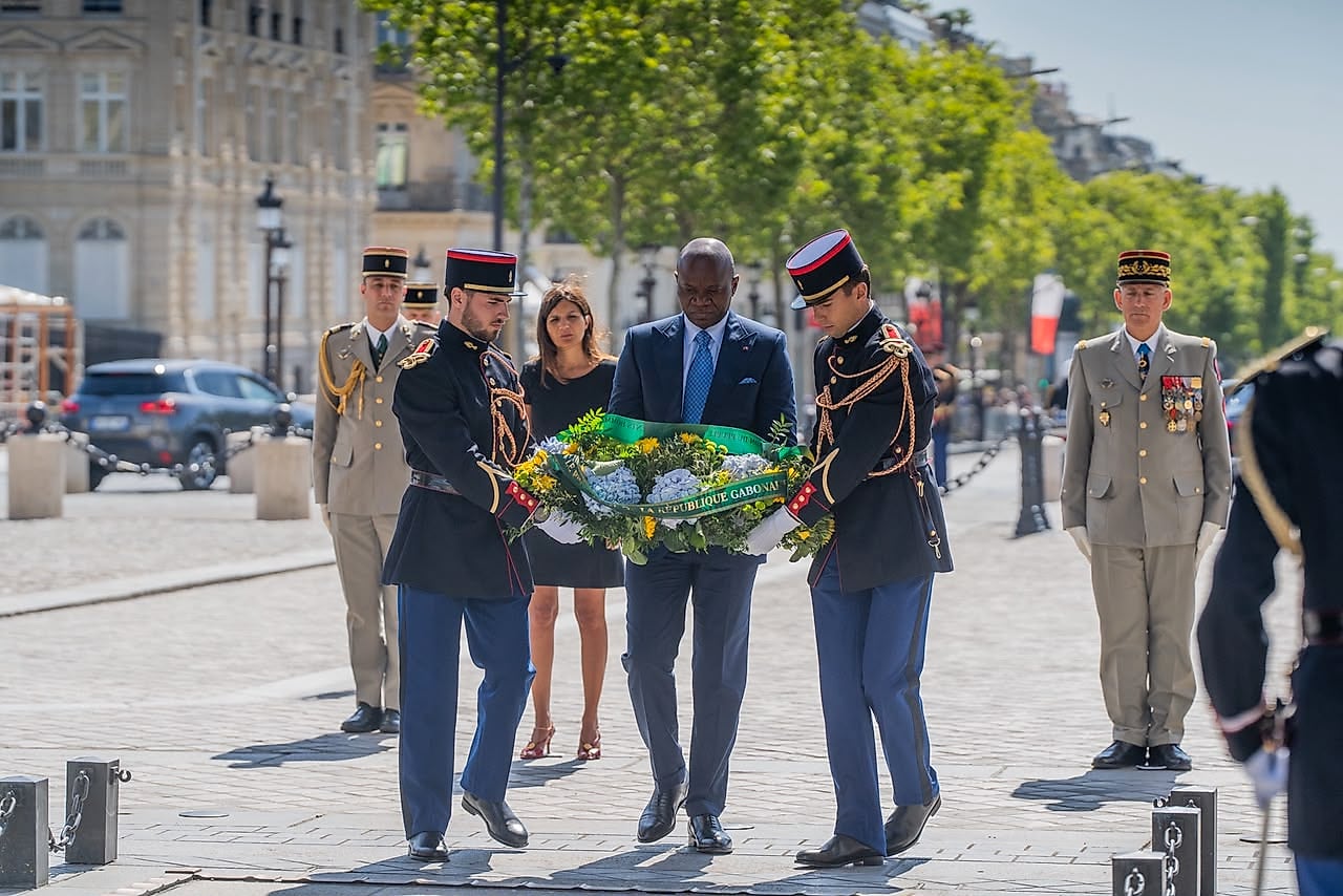 Le Président de la République gabonaise en visite officielle devant l'Arc de Triomphe à Paris
