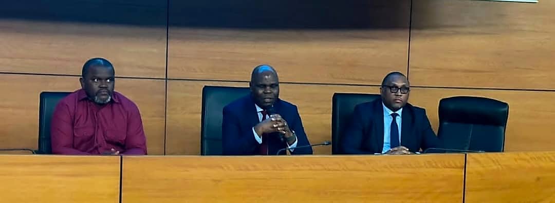 Réunion de travail entre professionnels de la banque et du numérique à Libreville