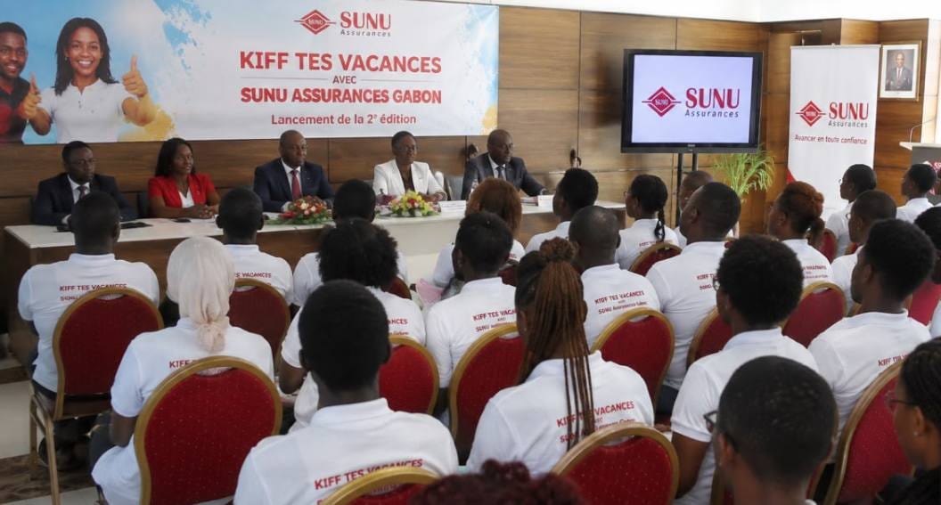 Jeunes Gabonais participant à un événement de lancement d'un programme jeunesse à Libreville