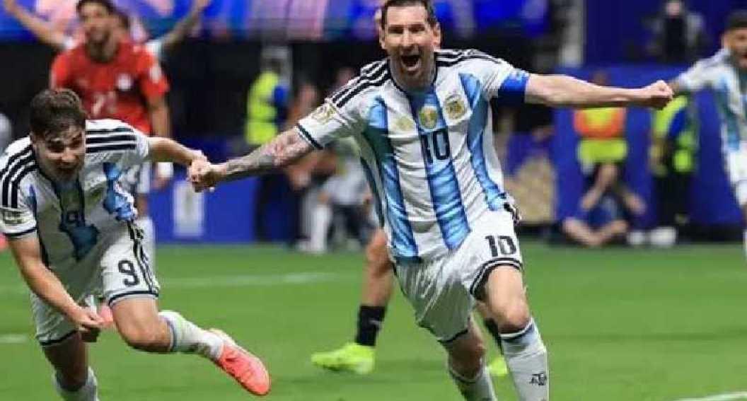 Stade Arrowhead de Kansas City éclairé en soirée pour un match de Coupe du monde