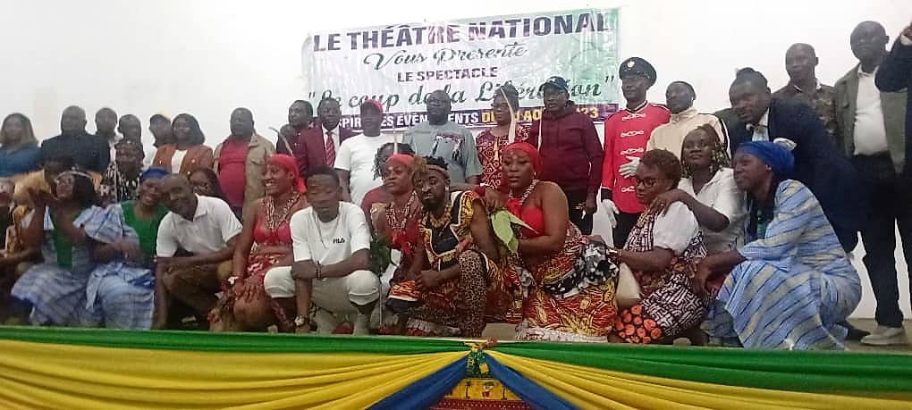 Salle comble lors de la représentation théâtrale à Mouila