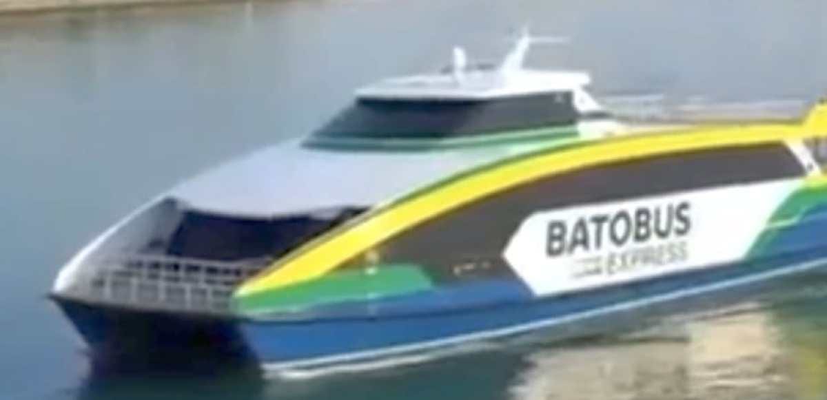 Front de mer de Libreville avec bateaux et ligne d'horizon urbaine