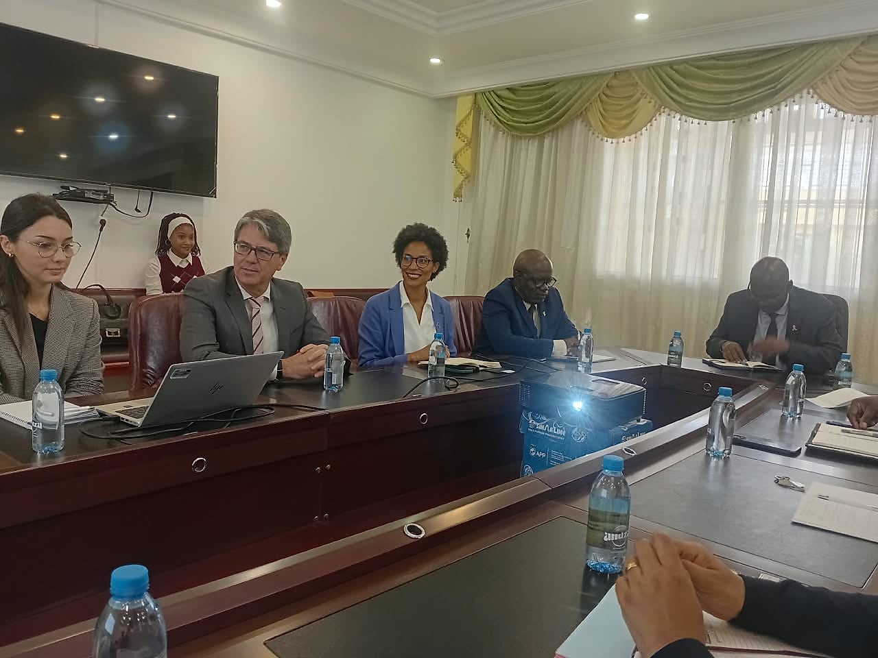 Le ministre de la Justice Augustin Emane et une délégation espagnole lors d'une séance de travail à Libreville.